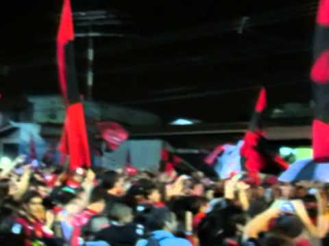 "Hay que saltar" Barra: La 12 • Club: Alajuelense