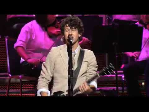 Jonas Brothers - Shelf (3D Concert Experience)
