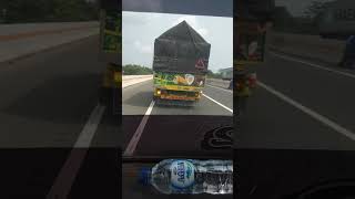 Download lagu Terdengar suara dengingan turbo nging nging... Truk cabe ini mp3