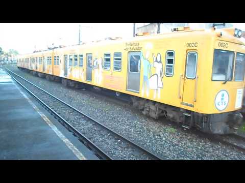 Toshiba chegando e partindo da estação Santa Luzia.