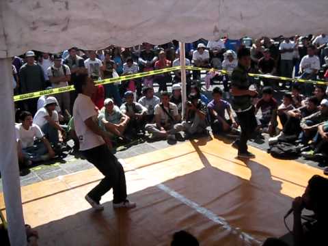 barrio jam 10   1 vs 1 bboy david (gdl) vs bboy panrra (leon)