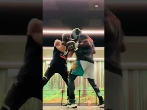 今日も一日、オフィスで... (Just another day in the office…)