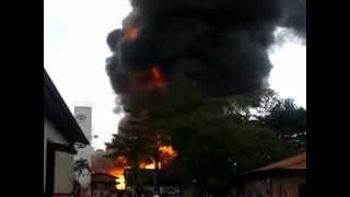 preview picture of video 'incêndio na BR QUIM em Cachoeirinha 22.03.2013'