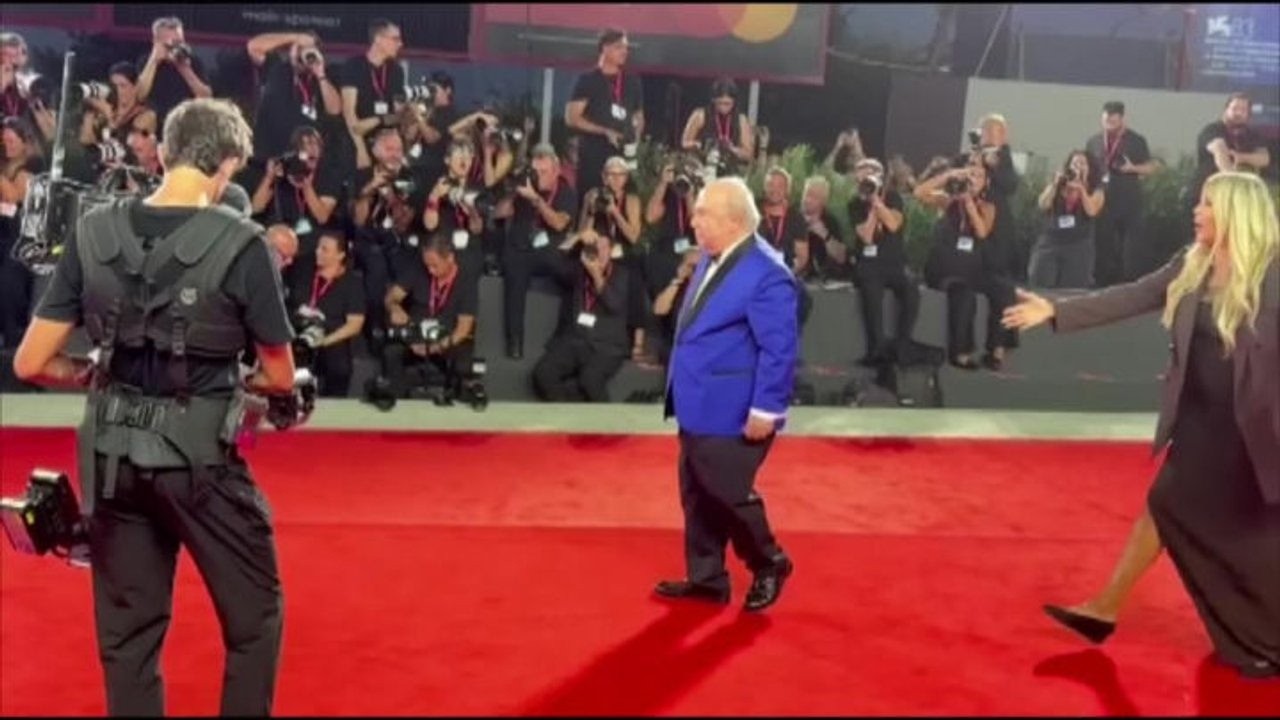 Venezia 83, Lino Banfi sfila sul red carpet del film "The Echo Chamber" alla Mostra del Cinema