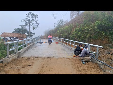 Khe Trang Bridge (T156): Enduring cold rain and fog, the railings are being welded and finished, ...
