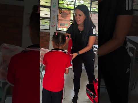 📚✏️Administración municipal entrega de kits escolares a estudiantes de la zona rural del municipio.