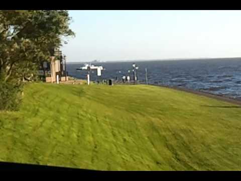 Urk, Boulevard, De Zuiderzee lijndienst, Monument en Kerkje aan de Zee 03-08-2012 19:06 uur.