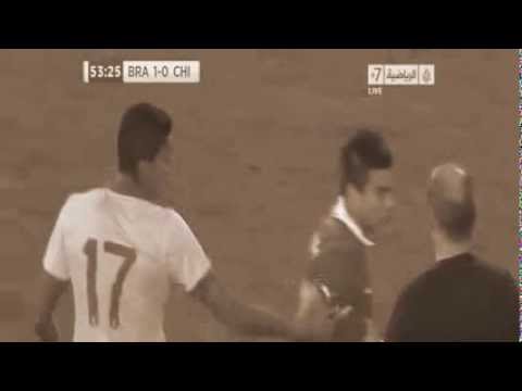 Funny Luiz Gustavo jump over chile player searching for ball [Brazil 2-1 chile] 19.11.2013 HD