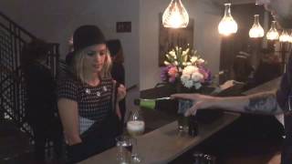 Så känner du igen en småbarnsmamma på krogen – 5 säkra tecken!