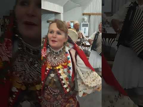 valle popullore e grupit Shpatit ne nje aktivitet me perfaqeszesit e Kishes.