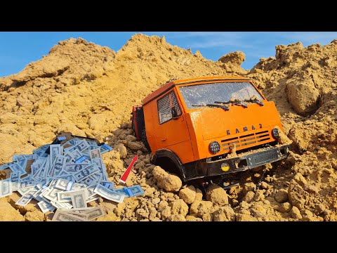 Нашли КАМАЗ, а в нем 500 000$ ... Заброшенный грузовик 4x4 в песках.
