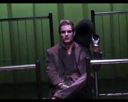 Andrew Ashwin: Macheath in Beggar's Opera Britten/Gay