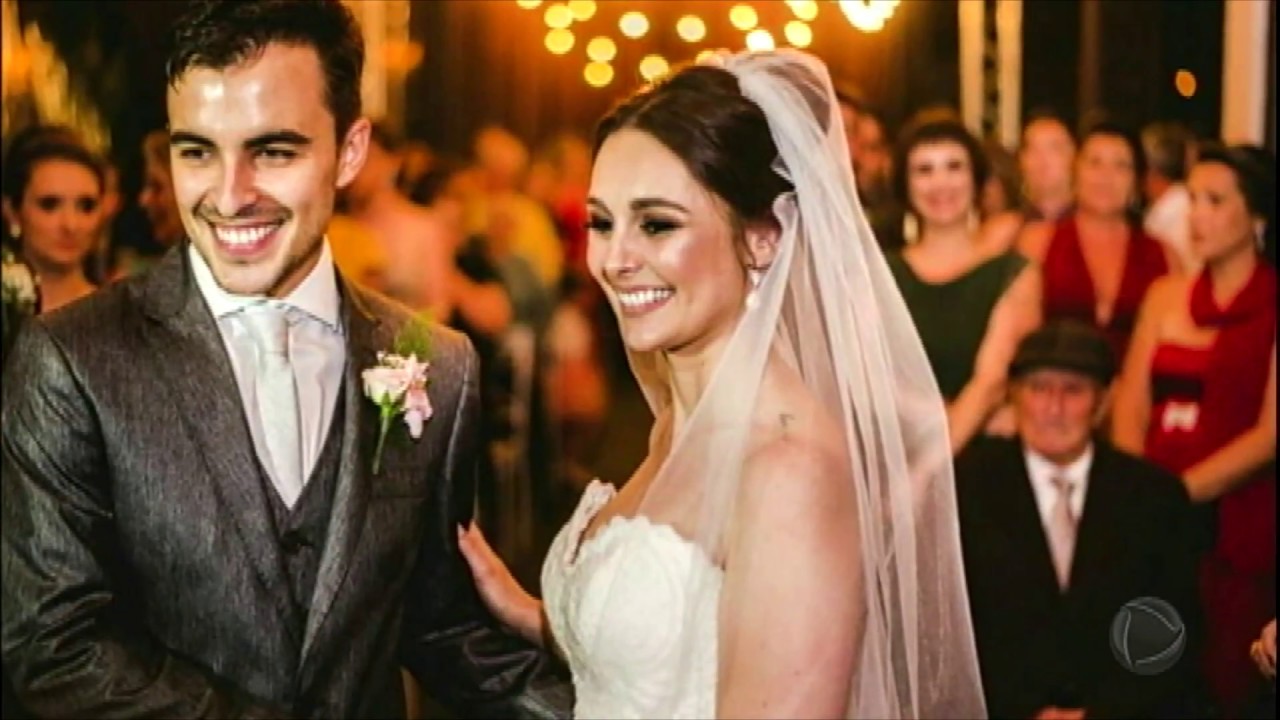 Cachorro invade casamento, deita no véu da noiva e viraliza na internet