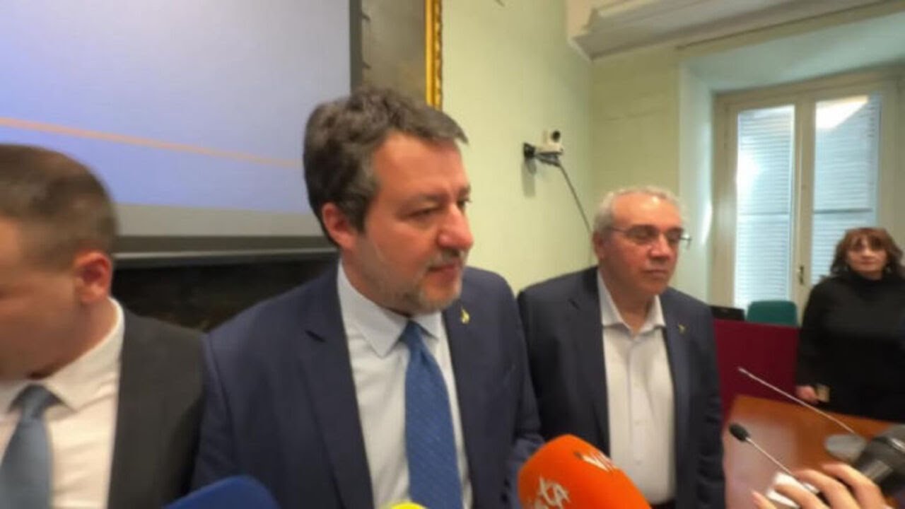 Salvini: Apprezzo lo sforzo creativo, ma non rispondo a domande su Governo e va via