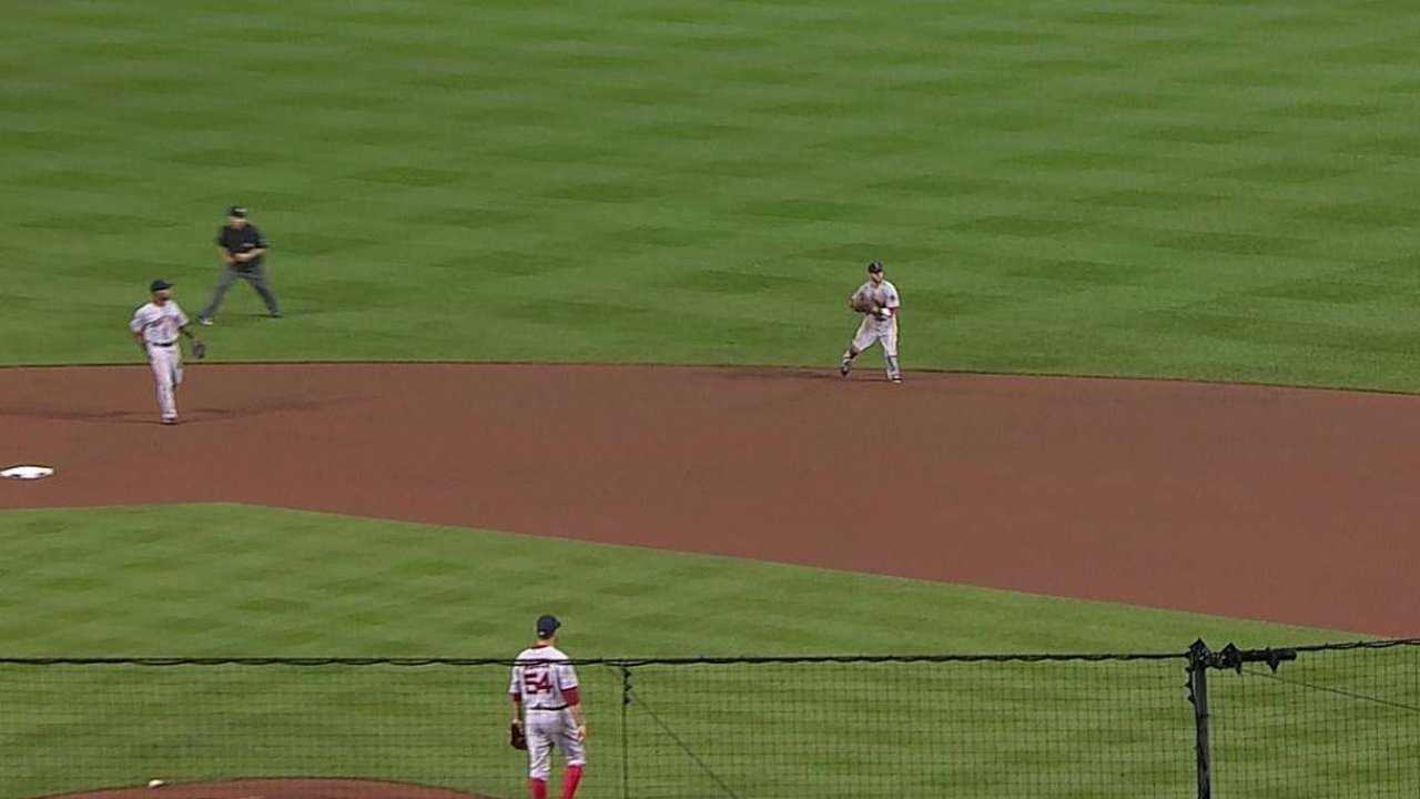 BOS@BAL: Pedroia makes a sliding backhanded stop