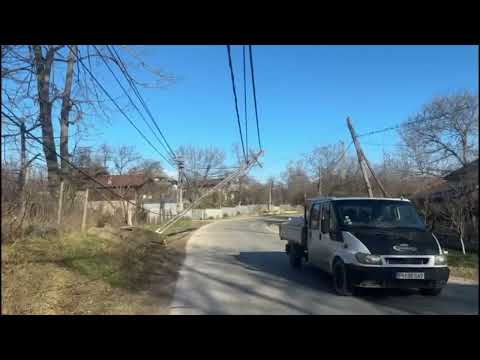 Stâlpi în pericol să cadă din cauza vântului puternic la Ogretin