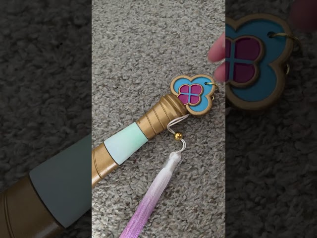 Vídeo relacionado con HTTDSLF 3 Piezas Espada Cazador Demonios K/Pop, KOP Hunter Dagas Halloween, Zoeys Cosplay Arma, Anime Cosplay Props, para Halloween Carnaval Fiestas Juegos de rol