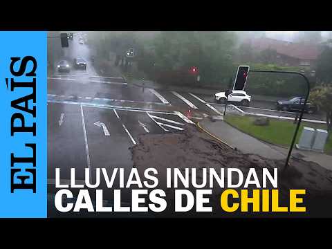 Las fuertes LLUVIAS inundan CALLES de SANTIAGO de CHILE y arrastran vehículos | EL PAÍS