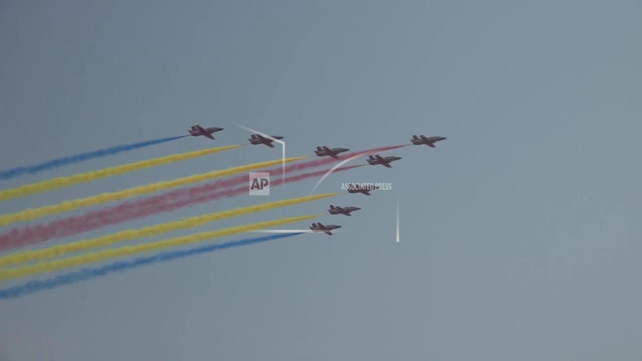 China's largest air show opens with dazzling flight displays