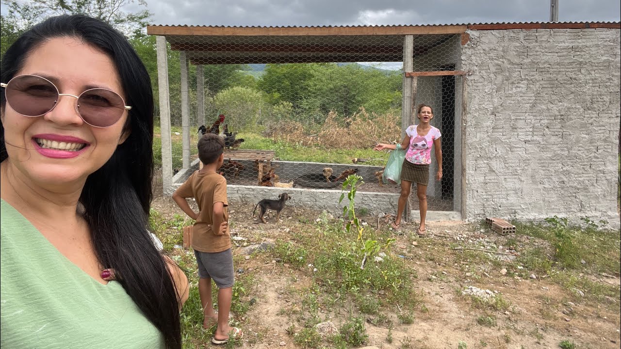 FUI COMPRAR A WENDEL GALINHAS PARA CLEMILDA