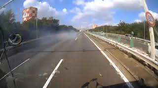 [事故]首都高速湾岸線で乗用車とスポーツカーが接触事故