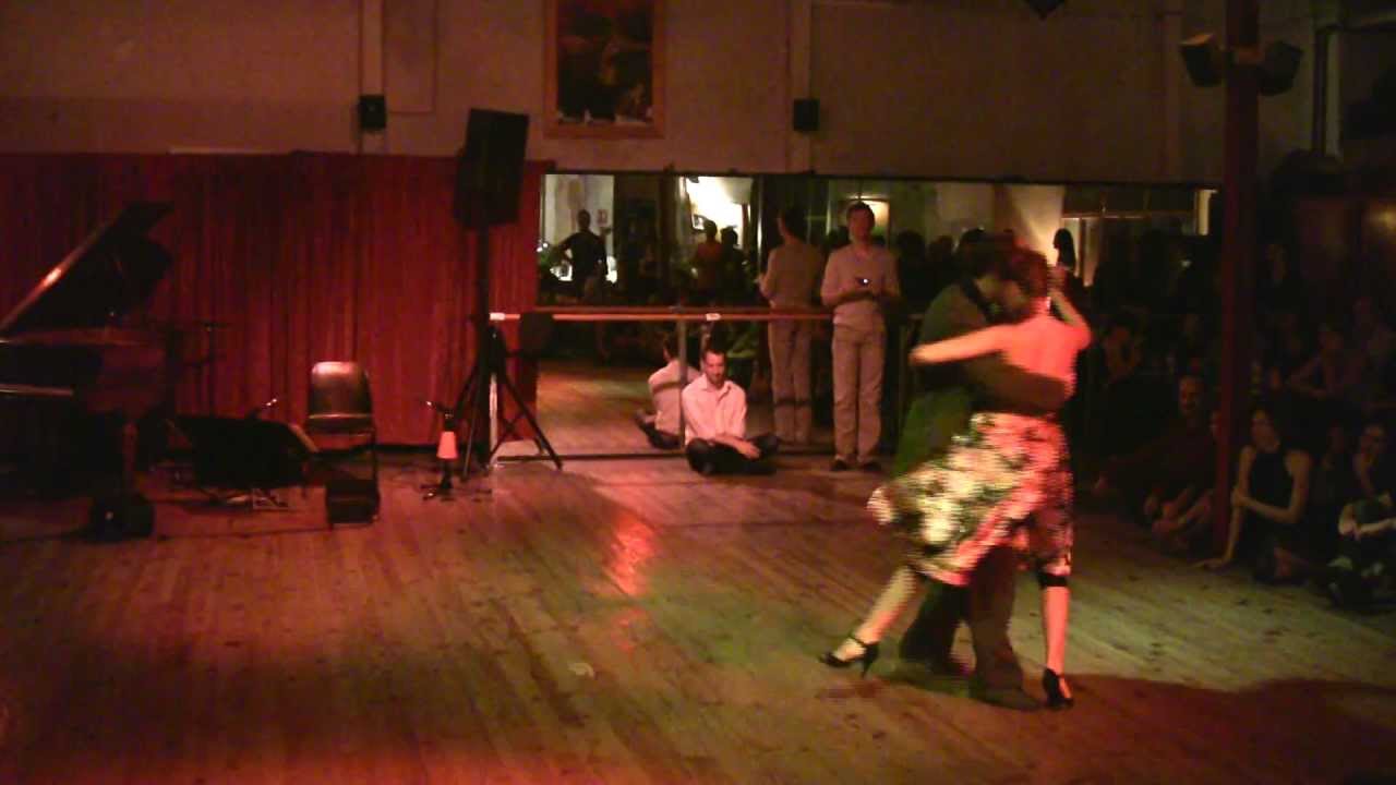 Qué hacés qué hacés par Horacio Godoy et Magdalena Gutierrez