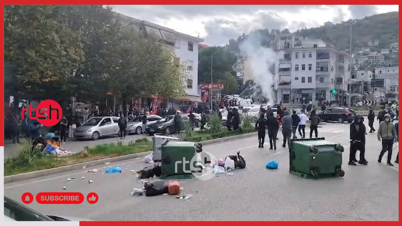 Gjirokastër/ Të rinjtë në protestë, u vënë flakën koshave të mbeturinave dhe bllokojnë qarkullimin