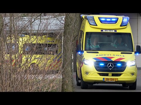[Achteruit uit de post] A1, Otaris S Ambulance 04-151 Hardenberg met spoed in Hardenberg