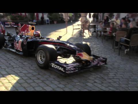 Sebastian Vettel mit dem Formel-1 Boliden durch die Straßen seiner Heimatstadt