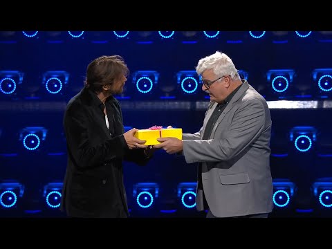 Juholt utmanar Lernström: Raka dig eller skänk pengar  | Idol Sverige | TV4 & TV4 Play