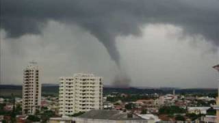 preview picture of video 'Tornado em Lins, interior de SP'