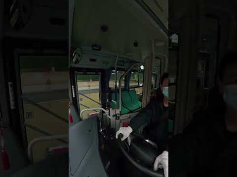 女子为赶公交奋力奔跑，司机放慢车速等她上车。｜中国－四川成都　和谐社会　好人好事　#bus #driver #driving #slowed #wait #passenger #nice #China