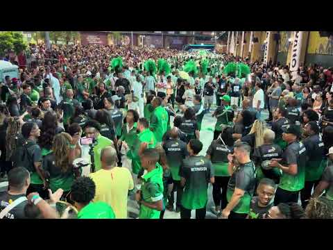 Bateria do Império Serrano no mini desfile para o carnaval 2026