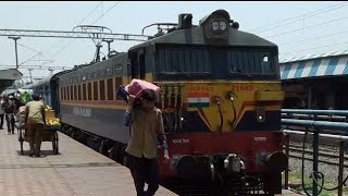 preview picture of video 'Arrival and Traction Change at Daund | 11301 Udyan Express'