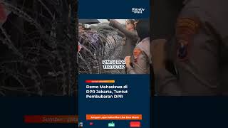 Download lagu Demo mahasiswa menuntut pembubaran DPR, pintu DPR tetap tertutup! mp3