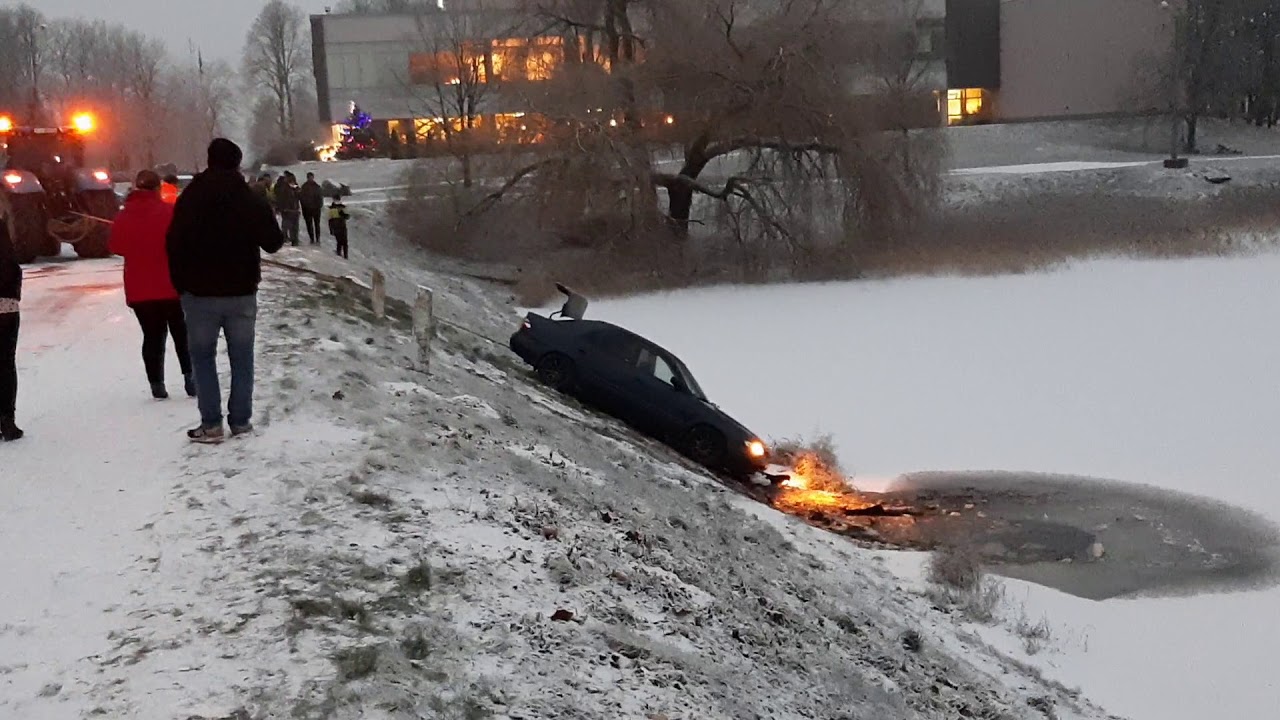 Slampē auto iebraucis dīķī /VIDEO/