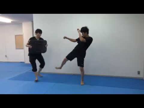 顎まで膝が上がるティープ