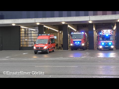 Löschzug inklusive PTLF 4000 der Berufsfeuerwehr Regensburg auf Einsatzfahrt