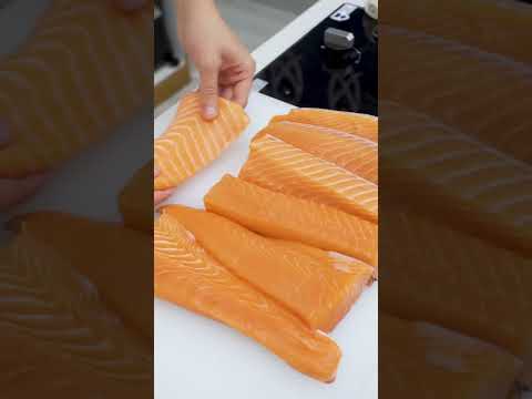 Cách Đầu Bếp Nhật Phi Lóc Cá Hồi Trước Khi Làm Sashimi - Chef Hoshi Phan