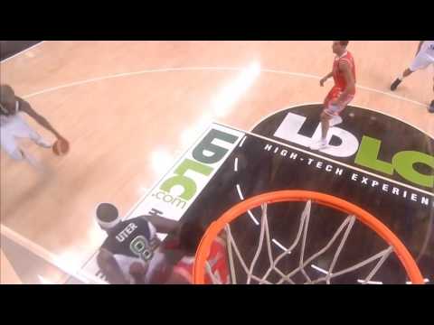 Bandja Sy jumps over two defenders for the slam!