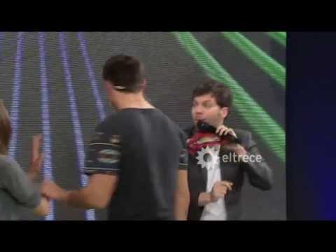 Eligió un tema y la sacó a bailar