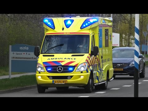 [Auto blokkeert ambulance] A1 Ambulances uit 01, 03, 04 & 06 met spoed naar en vanaf Isala Zwolle