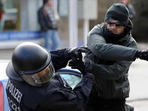Berliner Polizist packt aus - attackiert, beleidigt und bespuckt (RT Podcast)