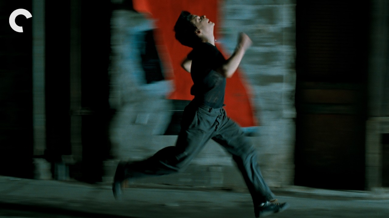 Miniature de la vidéo Denis Lavant on Running, Dancing, & Parachuting in Leos Carax’s MAUVAIS SANG (Excerpt) du film Mauvais Sang