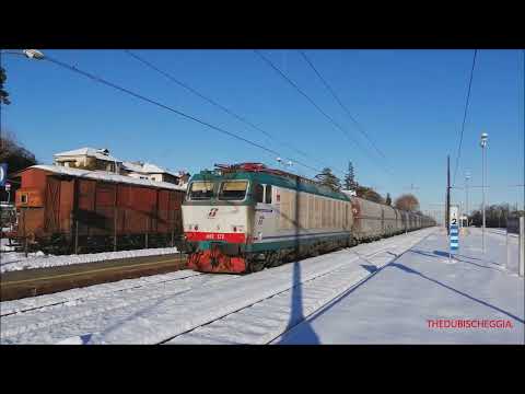 TRENO MERCI IN TRANSITO NELLA STAZIONE INNEVATA DI BORGO S.  DALMAZZO (CN) 17 - 12 - 2022.