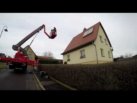 Sturmschäden beseitigen mit Hubsteiger - Biberschwanzdach - Dachdecker in Colditz