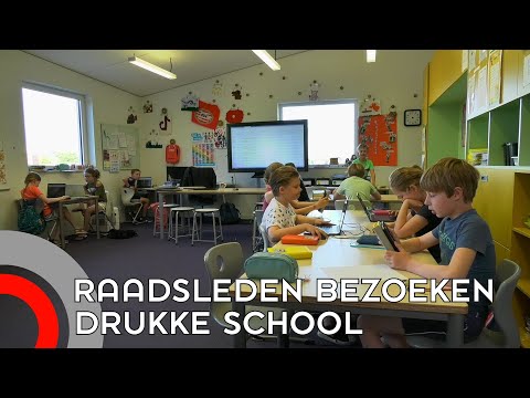 Gemeenteraadsleden Geldrop-Mierlo nemen kijkje bij overvolle basisschool