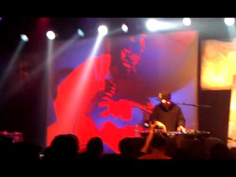 DJ QBERT... WAIT FOR THE BREAK... NOT THE DROP!