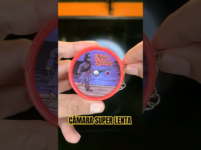 Vídeo relacionado con Trucos de espada mágica, Escenario de cerca, Mostrar apoyos, Divertidos apoyos de mentalismo, Accesorios, Apareciendo Juguetes que desaparecen (Rojo)