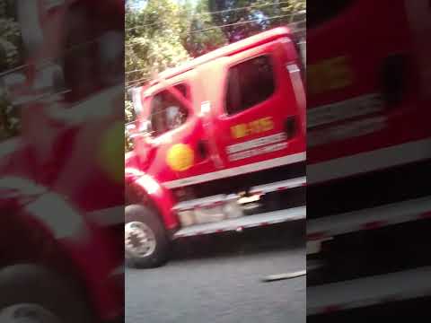 Camión se vuelca en el 16 de puntarenas golfito